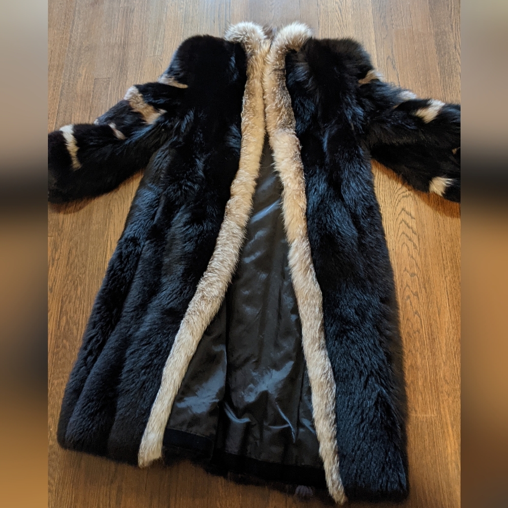 Luxurious Black and Tan Fur Coat - Picture 2 of 2